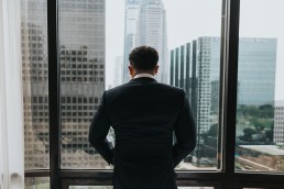 Door het raam staren kan je concentratie verhogen. - The Focus Academy